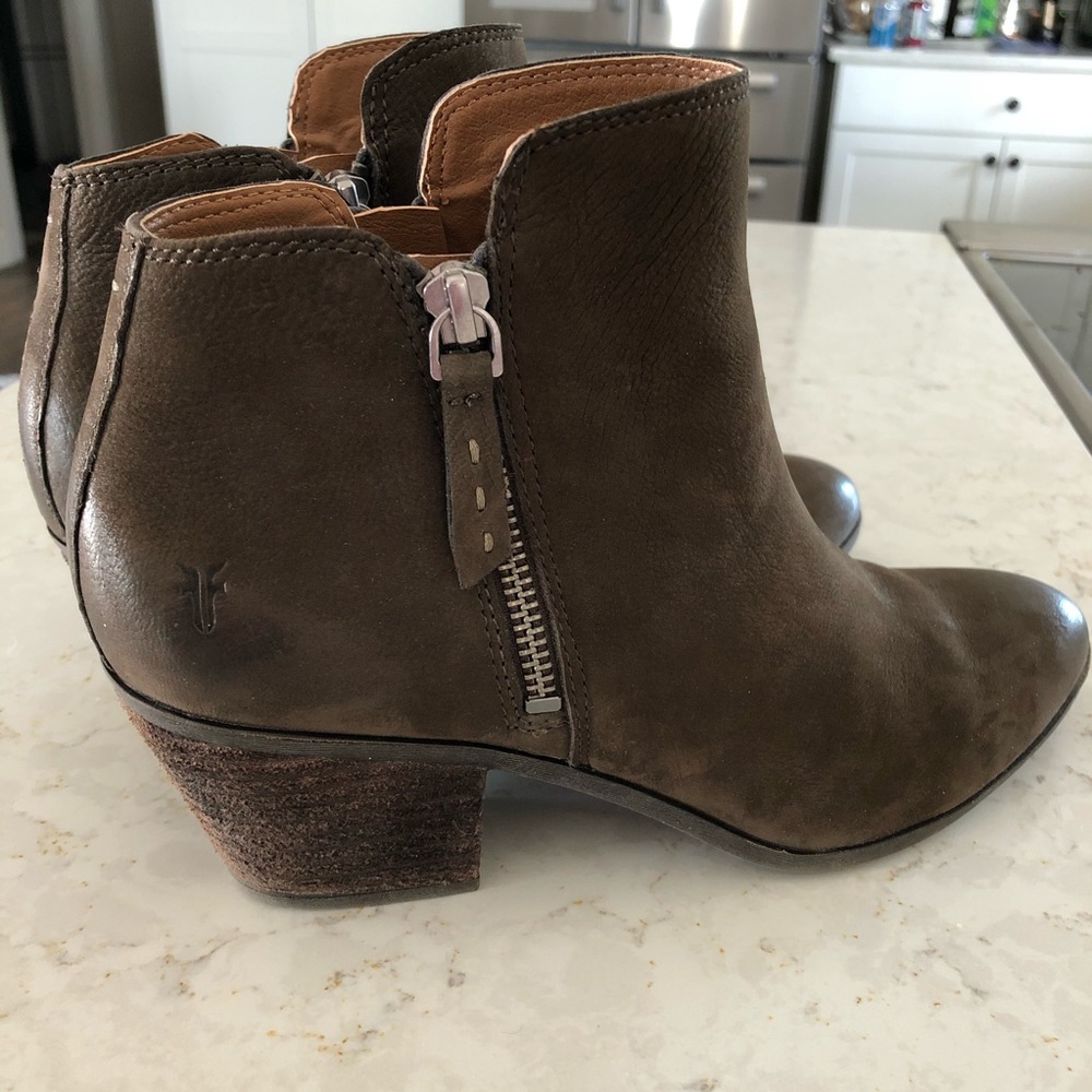 Frye Judy Zip Bootie - EUC - 8